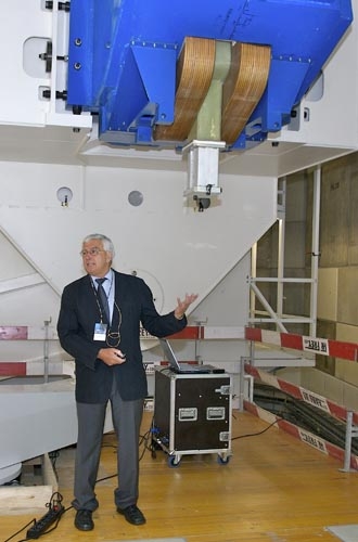 Eros Pedroni, chef de projet de Gantry 2, présente l&#39;installation lors de la conférence de presse de mai 2008.