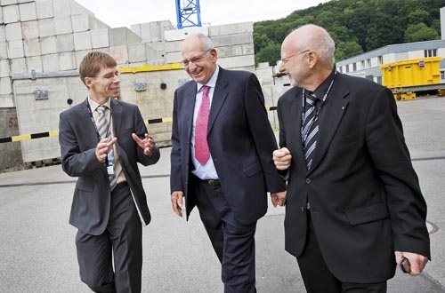 (vlnr) Joël Mesot, Pascal Couchepin und Martin Jermann auf dem PSI-Gelände.