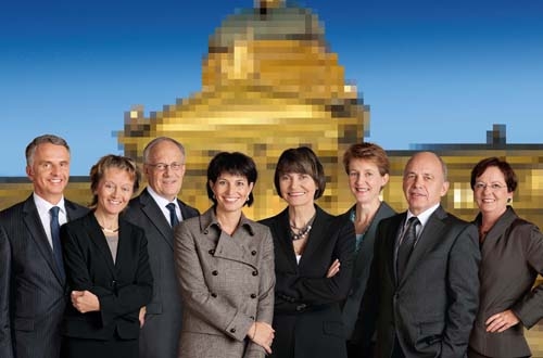Le Conseil fédéral in corpore (de gauche à droite): Didier Burkhalter, Eveline Widmer-Schlumpf, Johann Schneider-Ammann, Doris Leuthard, Micheline Calmy-Rey, Simonetta Sommaruga et Ueli Maurer ainsique la chancelière de la Confédération Corina Casanova.