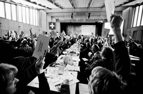 Die CVP-Delegierten verabschieden mit wenigen Gegenstimmen das neue Positionspapier zur Energiepolitik, das vorerst nicht auf Kernkraftwerke verzichten will.