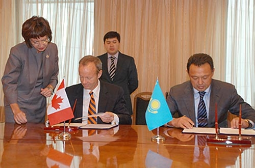 Stockwell Day, le ministre canadien des affaires étrangères, et Sauat Mynbaev, ministre kazakh de l’énergie, ont signé le 24 septembre 2009 une déclaration d’intention relative à l’utilisation pacifique de l’énergie nucléaire.