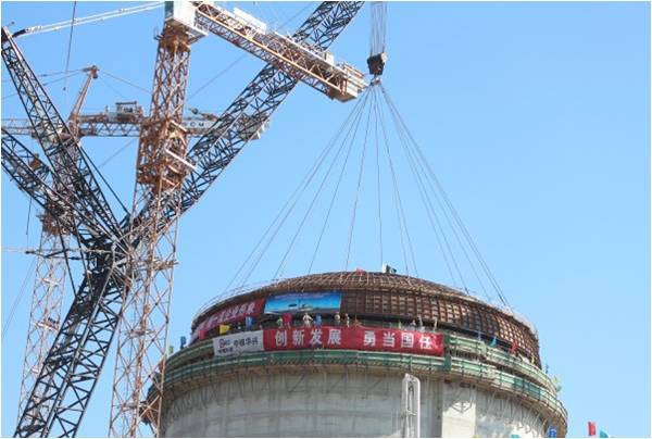 Le 2 janvier 2014, une grue titan a permis la pose du dôme de l’enceinte de confinement en métal de Chashma 4 au Pakistan.