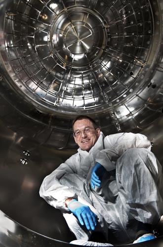 Jasper Kirkby in der Wolkenkammer des Cloud-Experiments.