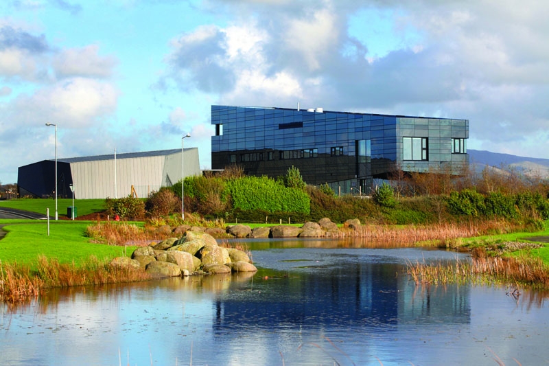 Le Dalton Cumbrian Facility (DCF) a pour objectif d’introduire la recherche de pointe dans le domaine de la technique nucléaire en Cumbrie occidentale, où se trouve notamment le complexe nucléaire de Sellafield. Par ailleurs, NuGeneration Ltd. prévoit de construire une centrale de nouvelle génération d’une puissance maximale de 3600 MW sur le site de Moorside, à proximité de Sellafield.