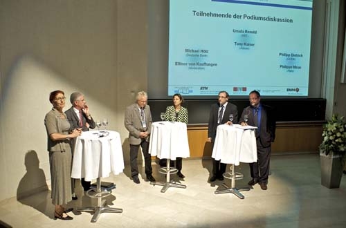 Ellinor von Kauffungen (Moderatorin), Michael Hölz (Deutsche Bank), Tony Kaiser (Alstom), Ursula Renold (Bundesamt für Berufsbildung und Technologie), Philipp Dietrich (CCEM), Philippe Méan (Alpiq) diskutieren Lösungsansätze zum Schutz des globalen Klimas.