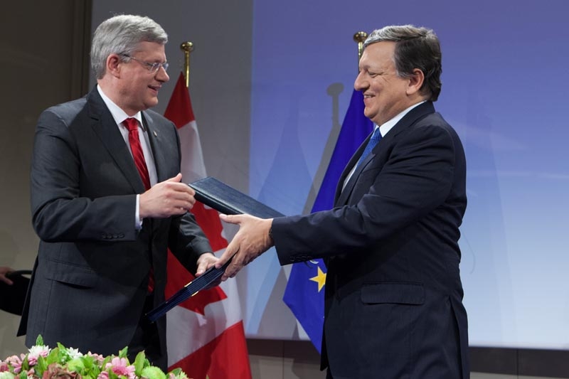 Stephen Harper, kanadischer Premierminister (links), und José Manuel Barroso, Präsident der Europäischen Kommission, tauschen die unterzeichneten Dokumente für ein umfassendes Wirtschafts- und Handelsabkommen aus.
