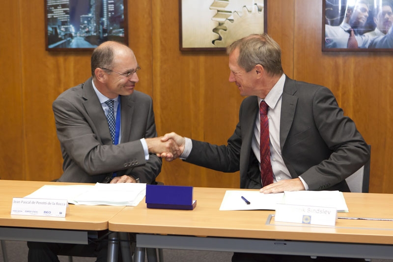 Jean Pascal de Peretti de la Rocca, CEO der Cofely Axima (links), and Henrik Bindslev, F4E-Direktor, freuen sich über die Unterzeichnung eines Vertrages, der die Lieferung der Gebäudetechnik für den Tokamak-Komplex umfasst, wo der Iter untergebracht wird.
