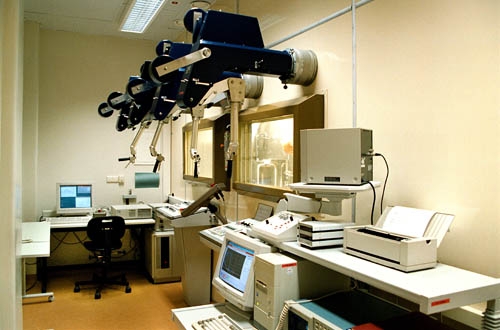 L'analyse de matériaux irradiés nécessite des cellules dites chaudes telles que celles dont dispose le FZD.