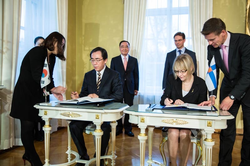 Am 23. Oktober 2013 unterzeichneten Cho Tae-yul, südkoreanischer Vize-Aussenminister, und Marja Rislakki, Staatssekretärin des finnischen Ministry for Employment and the Environment (MEE), ein Abkommen zur friedlichen Nutzung der Kernenergie. Im Hintergrund sind der südkoreanische Premierminister, Chung Hong-won (links), und sein finnischer Amtskollege, Jyrki Katainen, zu sehen.