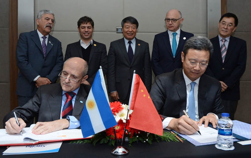 José Luis Antunez, président de Nucleoeléctrica Argentina (Na-Sa), et Qian Zhimin, directeur général de China National Nuclear Corporation (CNNC), ont signé des contrats sur la construction des quatrième et cinquième réacteurs d’Argentine.