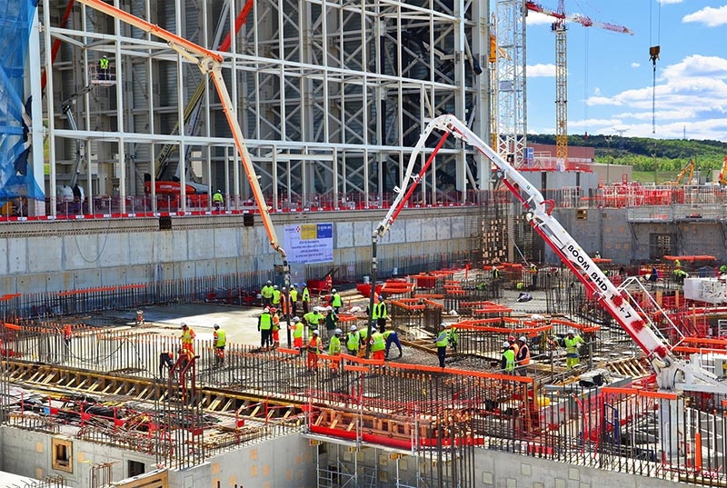 Am 27. April 2016 gossen Arbeiter im Südosten der Iter-Tokamakgrube den Beton für das Fundament des Tokamakgebäudes.