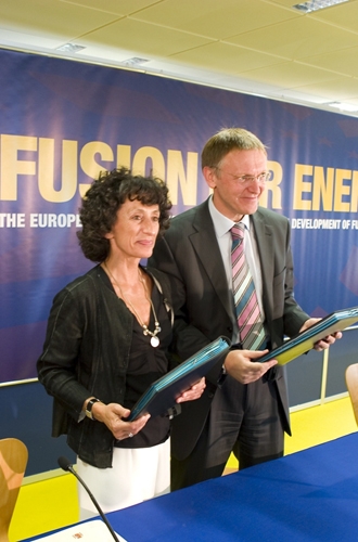 Janez Poto&#269;nik, commissaire européen chargé de la science et de la recherche, et Mercedes Cabrera Calvo-Sotelo, ministre espagnole de la science et de l&#39;éducation, après avoir signé l&#39;accord