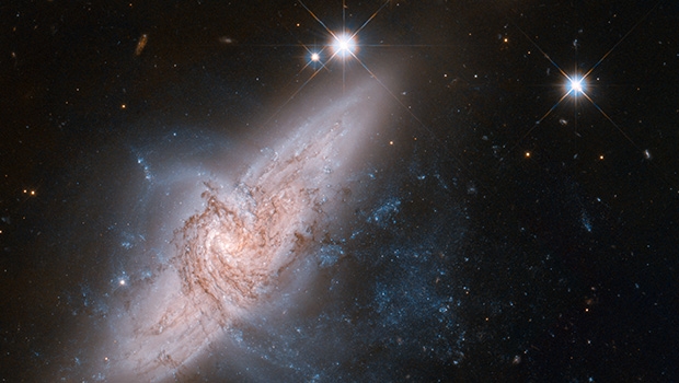 Die sichtbaren Sterne und Galaxien verhalten sich nicht so, wie wir erwarten würden. Es muss noch mehr, nicht sichtbare Masse im Universum vorhanden sein. Die Fachwelt ist sich weitgehend einig, dass ein grosser Anteil der Masse des Universums aus sogenannter Dunkler Materie besteht, deren Existenz bisher aber noch nicht nachgewiesen werden konnte.
