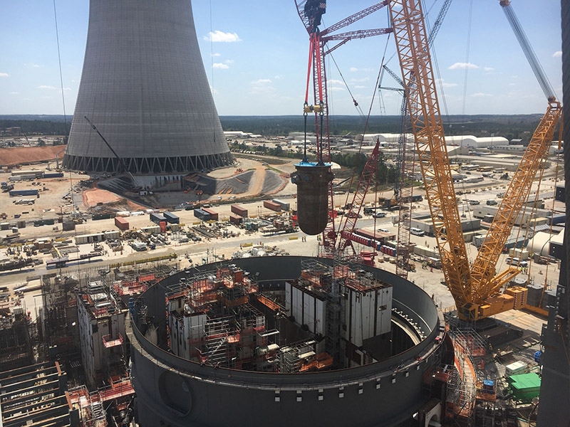 La cuve de pression est mise en place à l’intérieur du bâtiment réacteur de la tranche AP1000 Vogtle 4.