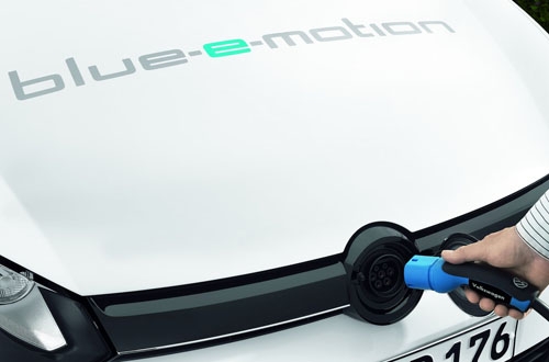 Geladen wird der Golf blue-e-motion über einen Stecker hinter dem klappbaren VW-Zeichen im Kühlergrill.