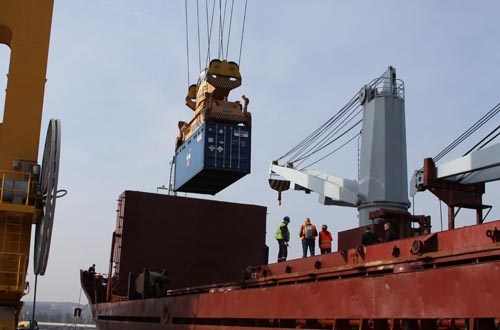 Un conteneur d&#39;UHE en provenance de la Pologne est chargé à bord d&#39;un navire marchand afin d&#39;être réacheminé en Russie.