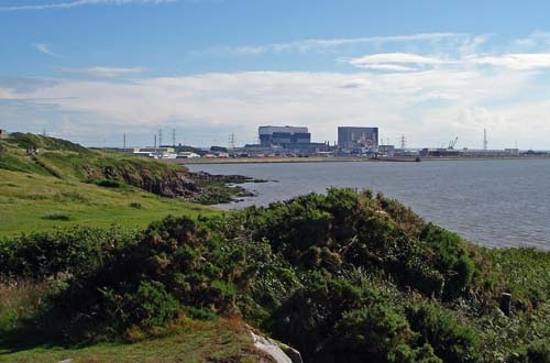 Heysham-A1 (rechts) ist nach längerem Stillstand für Instandhaltungsarbeiten wieder am Netz.