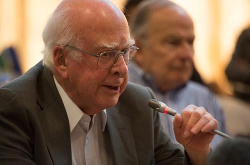 Le physicien britannique Peter Higgs, qui avait postulé dans les années 1960 l&#39;existence de la particule qui porte son nom, était présent au séminaire du Cern.