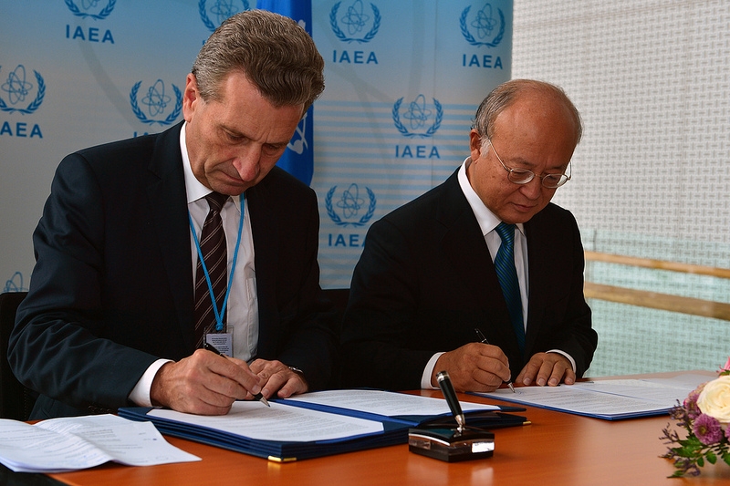 Günther Oettinger, EU-Kommissar für Energie, und Yukiya Amano, Generaldirektor der IAEO, unterzeichnen eine Absichtserklärung zur nuklearen Sicherheit.