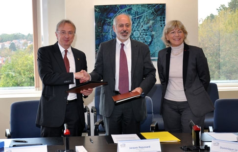 Wissenschaftliche Zusammenarbeit verlängert (v.l.n.r.): Prof. Eric van Walle, Generaldirektor des SCK•CEN, Jacques Repussard, Generaldirektor des IRSN, und Dominique Le Guludec, Verwaltungsratspräsidentin des IRSN.