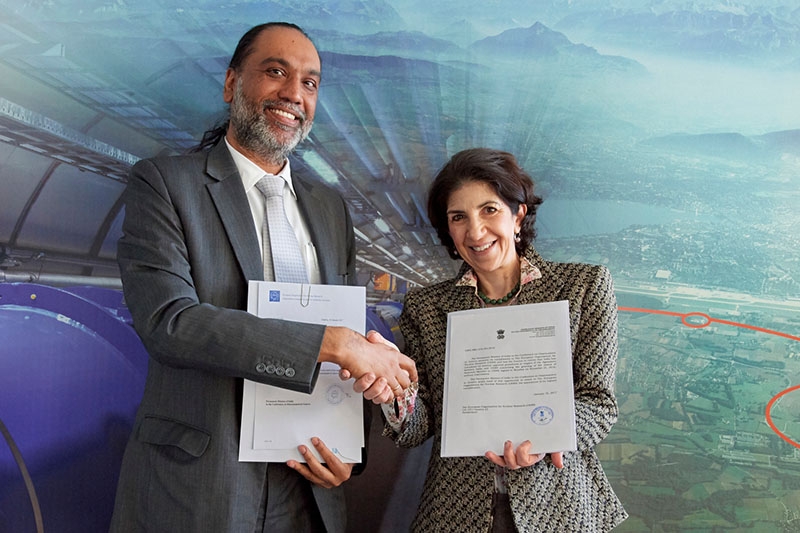 Poignée de main entre l’Ambassadeur de l’Inde, Amandeep Singh Gill, et la directrice générale du Cern, Fabiola Gianotti, à l’issue de l’adhésion de l’Inde en tant que membre associé du Cern.
