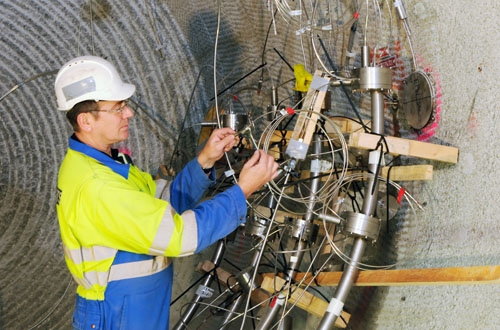 Montage des instruments de mesure destinés à l'essai GAST dans le laboratoire souterrain du Grimsel.