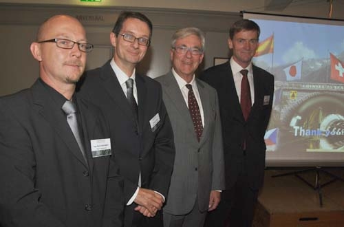 Célébration du départ de Hans Issler au Grimsel. De gauche à droite: Ingo Blechschmidt, chef du laboratoire souterrain du Grimsel, Thomas Ernst, président de la direction de la Nagra, Hans Issler, et le membre du conseil des Etats Pankraz Freitag, président du conseil d’administration de la Nagra.