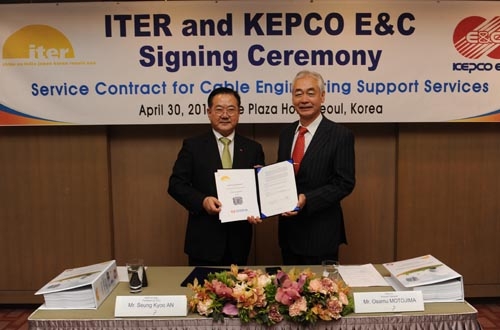 Seung-Kyoo An, CEO de la Kepco E&C, et Osuma Motojima (à droite), directeur général d'ITER, après la signature du contrat.