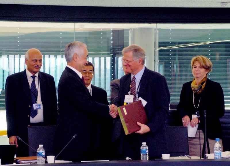 Osamu Motojima, directeur général d’Iter, et Ned Sauthoff, responsable de la contribution des Etats-Unis à Iter, se sont mis d’accord sur le projet d’exécution, l’acquisition et le prémontage des conduites d’eau de refroidissement ainsi que sur l’achèvement de la conception finale des systèmes des gros composants du circuit de refroidissement d’Iter.