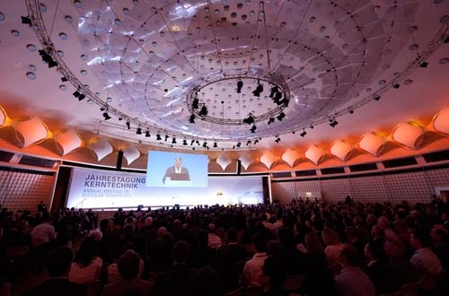 An der Jahrestagung Kerntechnik 2011 hatten die Teilnehmenden Gelegenheit sich in Fachsitzungen und zahlreichen technischen Sitzungen bei mehr als 200 Vorträgen umfassend über die weltweiten Trends und Entwicklungen auf dem Gebiet der friedlichen Nutzung der Kernenergie zu informieren.