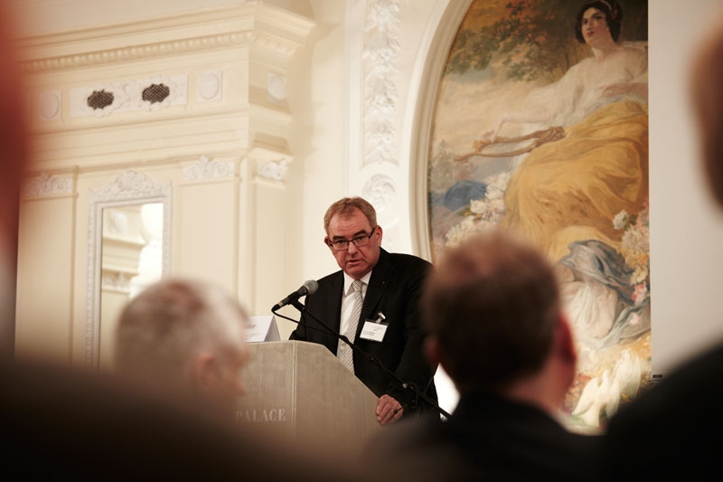 Christopf Mäder: «Scienceindustries se joint à de nombreuses autres voix de l’économie pour plaider en faveur d’un tournant énergétique qui suive une «voie suisse», menant avec pragmatisme, étape par étape, à un objectif commun, qui tienne compte de l’opinion du Souverain et qui ne soit pas décidée dans la précipitation.»