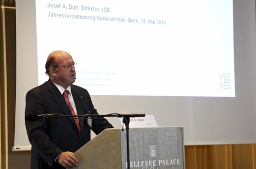 Josef A. Dürr, Direktor des VSE, plädiert vehement für den zuverlässigen und wirtschaftlichen Mix aus Wasserkraft und Kernenergie, neu ergänzt durch Strom aus Biomasse, Wind und Sonne.