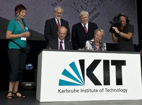 Annette Schavan, la ministre fédérale allemande de l’enseignement et de la recherche, et Peter Frankenberg, le ministre de la science, de la recherche et de la culture du Bade-Wurtemberg, signent la convention administrative sur le KIT. Ce document définit les bases du futur développement du KIT.