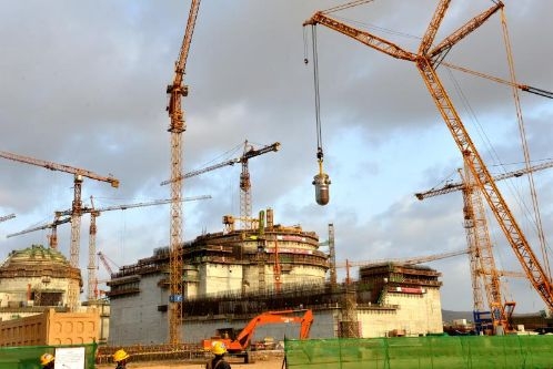 Le générateur de vapeur de la tranche Karachi 3 a été levé à l’aide d’une grue titan pour être placé à l’intérieur du bâtiment réacteur de la tranche le 5 septembre 2018.