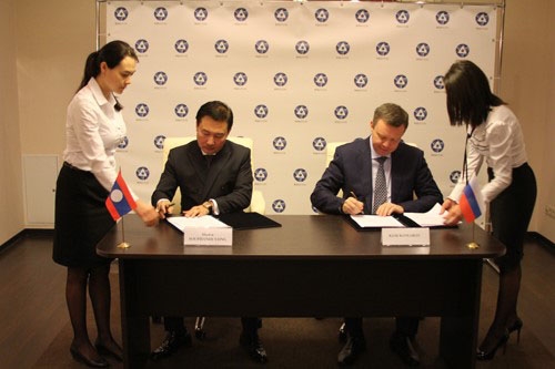 Der laotische Vizeminister für Energie und Bergbau, Sinnava Souphanouvoung, und der Erste stellvertretende Generaldirektor der Rosatom, Kirill Komarow, unterzeichnen eine Absichtserklärung zur friedlichen Nutzung der Kernenergie.