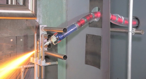 Der Roboterarm der OC Robotics schlängelt sich durch Öffnungen, schneidet Löcher in Platten und trennt Rohre.