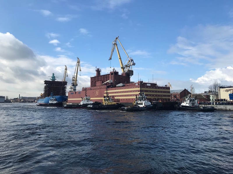 Das schwimmende Kernkraftwerk Akademik Lomonosow ist unterwegs nach Murmansk, wo es erstmals mit Kernbrennstoff beladen wird. Danach geht es weiter zu seinem endgültigen Bestimmungsort Pewek auf der Halbinsel Tschukotka an der Nordküste Ostsibiriens.