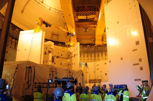 Des journalistes suisses dans le bâtiment réacteur d&#39;Olkiluoto 3: la visite guidée de ce gros chantier leur a permis de se faire une idée de la dimension de la centrale nucléaire.