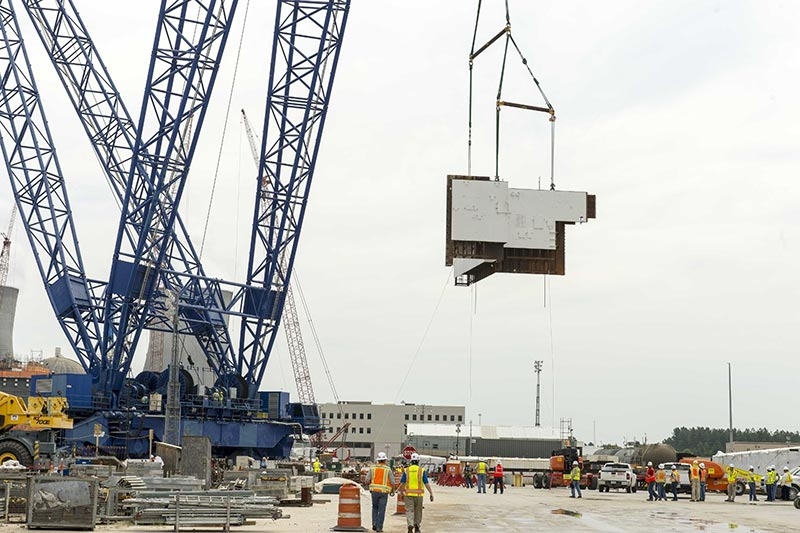 Das AP1000-Module CA-05 wird mit einem Kran ins Reaktorgebäude von Vogtle-4 gehoben