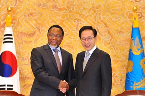 Le vice-président de l'Afrique du Sud, Kgalema Motlanthe, et le président de la Corée du Sud, Lee Myung-bak, entendent renforcer toujours plus la coopération nucléaire entre leurs deux pays.