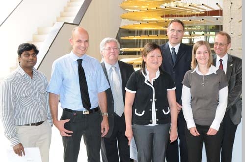 Die Preisgewinner und -gewinnerinnen des diesjährigen NES-Doktorandentages: Hygreeva Kiran Namburi, Dominik Rätz, Laure Aimoz und Hannah Kröhnert (vorne, von links) mit den Jurymitgliedern Jean-Marc Cavedon, Patrick Miazza und Claude Degueldre.