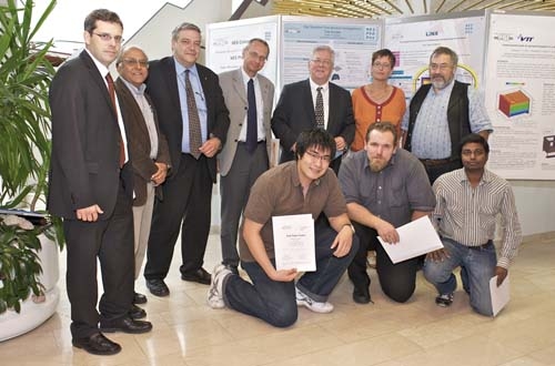Les trois lauréats (à l'avant, de gauche à droite): Kaichao Sun (vainqueur pour la troisième année de doctorat), Torsten Betschart (vainqueur pour la première année de doctorat) et Hygreeva Kiran Namburi (vainqueur pour la deuxième année de doctorat). A l'arrière-plan, le jury: Michaël Plaschy, Rakesh Chawla, Michael Schorer (Forum nucléaire, hors jury), Claude Degueldre, Jean-Marc Cavedon, Ines Günther-Leopold et Urs Berner.