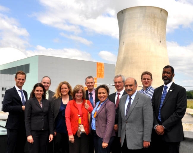 Die Delegation der NRC mit Vertretern des Kernkraftwerks Leibstadt (KKL) und des Ensi. Von links nach rechts: Hugo Nilsson (Ensi), Belkys Sosa (NRC), Andrew Barritt (KKL), Annatina Müller-Germanà (Ensi), Patrice Bubar (NRC), Dr. Johannis Nöggerath (KKL), Andrea Jones (NRC), Dr. Andreas Pfeiffer (KKL), Dr. George Apostolakis (NRC Commissioner), Konstantin Philipp (Ensi) und William D. Magwood (NRC).