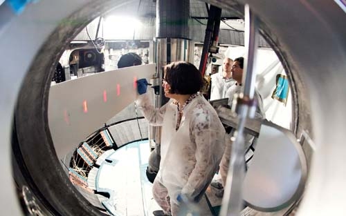 Eine Wissenschafterin arbeitet im Plasmagefäss des NSTX.