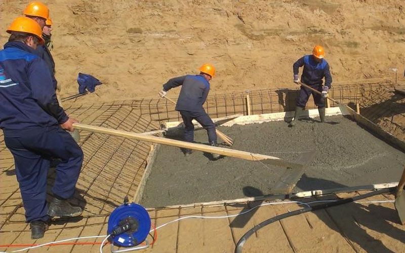 Arbeiter betonieren das Fundament des neuen radiochemischen Forschungszentrums in Dimitrowgrad.