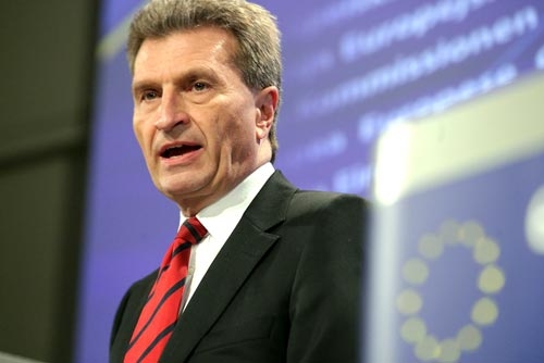 EU-Energiekommissar Günther Oettinger mahnt zur Geduld, da noch nicht alle Fakten zu den Ereignissen in Japan vorliegen: «Es wäre falsch, voreilige Schlüsse über die Sicherheit von Kernkraftwerken in Europa zu ziehen.»