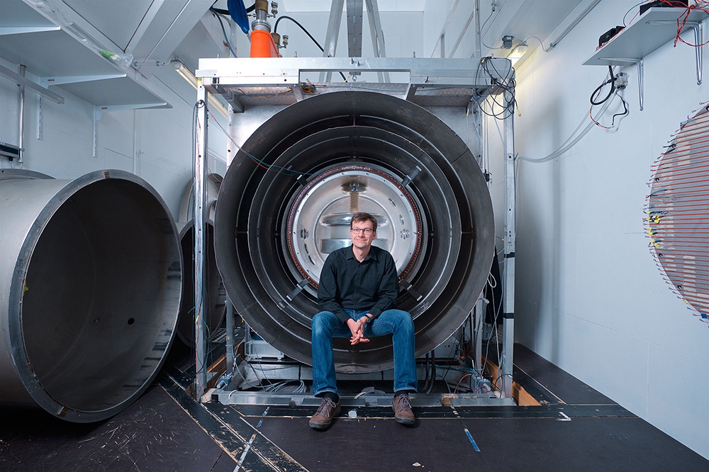 Prof. Klaus Kirch vor dem Herzstück des Experiments zur Bestimmung des elektrischen Dipolmoments des Neutrons am PSI.