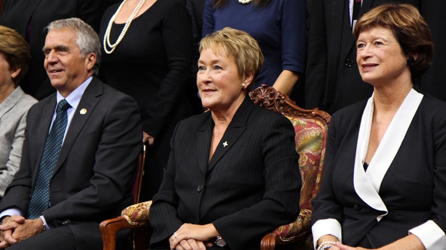 Pauline Maurois, nouveau Premier ministre de la province canadienne du Québec (au centre), souhaite procéder à la fermeture de la tranche Gentilly 2.