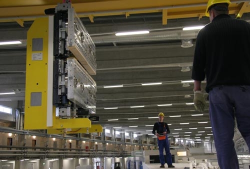 L’accélérateur va être préparé dans les prochaines semaines à la production de lumière synchrotron. La photo montre l’un des onduleurs, d’un poids de 5,8 tonnes, qui génèrent cette lumière.