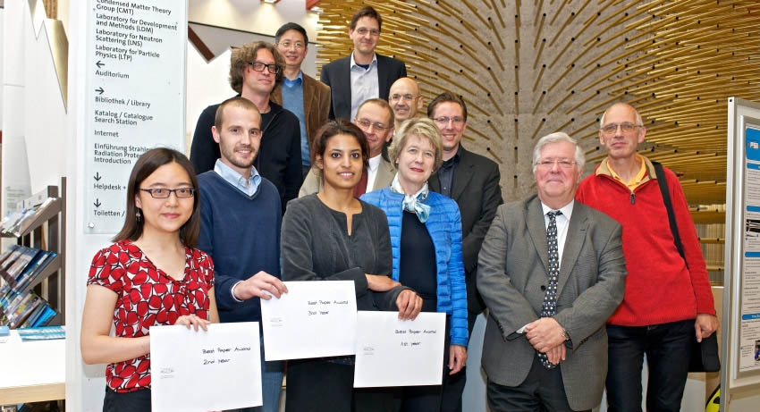 Die drei Preisträger mit ihren Auszeichnungen (im Vordergrund von links nach rechts): Ting Zhu (Siegerin zweites Doktorandenjahr), Giacomo Facheris (Sieger drittes Doktorandenjahr) und Jenna Poonoosamy (Siegerin erstes Doktorandenjahr). Rechts von ihnen stehen Nuklearforumspräsidentin Corina Eichenberger und die beiden Juroren Jean-Marc Cavedon und Horst-Michael Prasser, dahinter die übrigen Jury-Mitglieder Andreas Pautz, Yong Dai, Max Brugger,